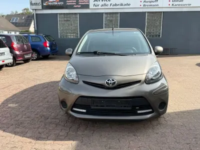 Gebraucht Toyota Aygo Cool 68 PS (50 kW) 2013 Braun Kleinwagen