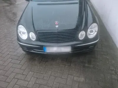 Gebraucht Mercedes E240 Avantgarde 177 PS (130 kW) 2002 Schwarz Limousine