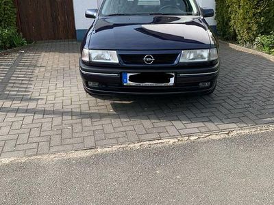 Second-hand Opel Vectra 90 CP (66 kW) 1995 Albastru Berlinǎ