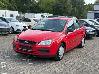 Gebraucht Ford Focus Trend 101 PS (74 kW) 2005 Rot Limousine