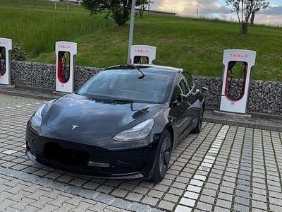 Schwarz Gebraucht 2022 Tesla Model 3 Standard Range Plus Limousine | 24.900 € (Guter Preis)