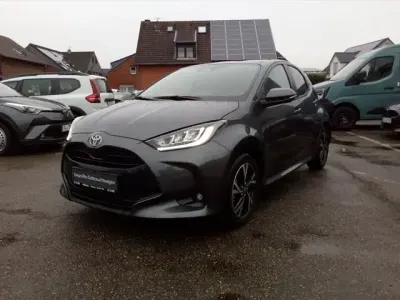 Neu Toyota Yaris 116 PS (85 kW) 2025 Grau Kleinwagen