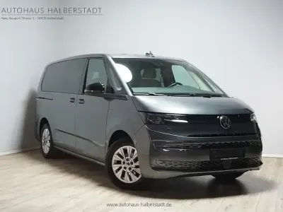 Käytetty VW Multivan 150 HP (110 kW) 2023 Harmaa Tila-auto