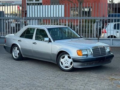 Używany Mercedes E500 320 KM (235 kW) 1993 Srebrny Sedan/Limuzyna
