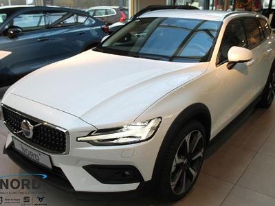 Weiß Gebraucht 2024 Volvo V60 CC Plus Kombi | 53.950 €