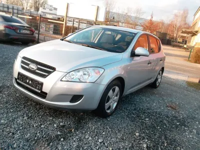 Używany Kia Ceed LX 126 KM (92 kW) 2009 Srebrny Hatchback