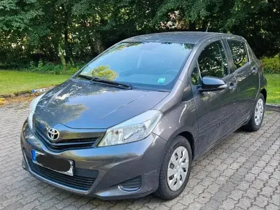 Gebraucht Toyota Yaris 69 PS (50 kW) 2012 Grau Kleinwagen