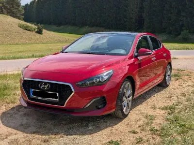 Gebraucht Hyundai i30 Premium 140 PS (102 kW) 2018 Rot Limousine