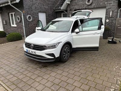 Używany VW Tiguan Active 150 KM (110 kW) 2021 Biały SUV