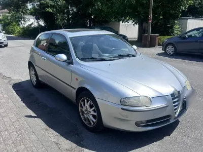 Gebraucht Alfa Romeo 147 Distinctive 150 PS (110 kW) 2001 Silber Kleinwagen