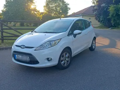 Gebraucht Ford Fiesta Titanium 82 PS (60 kW) 2011 Weiß Kleinwagen