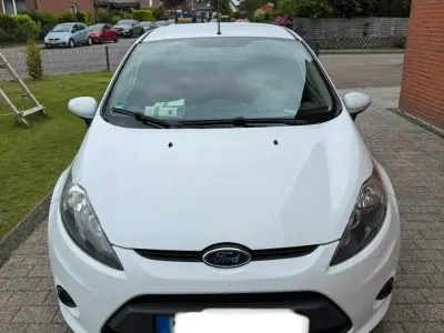 Gebraucht Ford Fiesta Ambiente 60 PS (44 kW) 2011 Weiß Kleinwagen