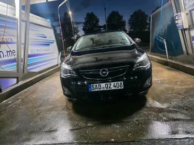 Używany Opel Astra 130 KM (95 kW) 2011 Czarny Sedan/Limuzyna