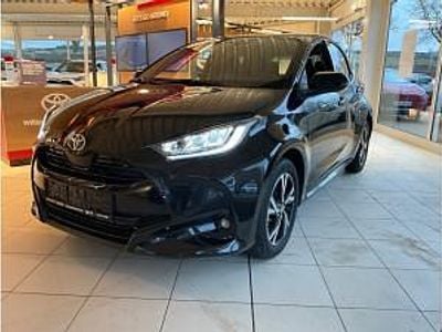 Neu Toyota Yaris Hybrid Comfort 92 PS (67 kW) 2025 Schwarz (mysticschwarz) Limousine