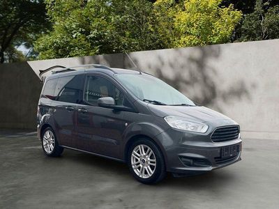 Grau Gebraucht 2016 Ford Tourneo Courier Titanium Van / Kleinbus | 10.900 € (Fairer Preis)