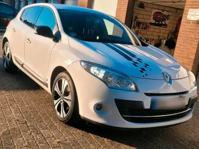Gebraucht Renault Mégane III Bose Edition 131 PS (96 kW) 2011 Weiß Limousine