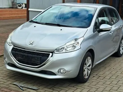 Gebraucht Peugeot 208 Active 68 PS (50 kW) 2014 Silber Kleinwagen