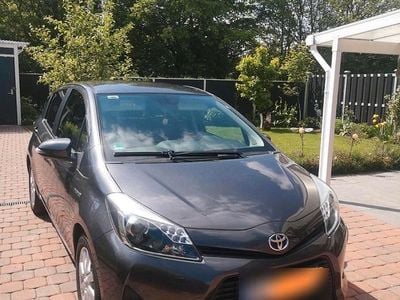 Gebraucht Toyota Yaris Hybrid Club 75 PS (55 kW) 2014 Grau Kleinwagen