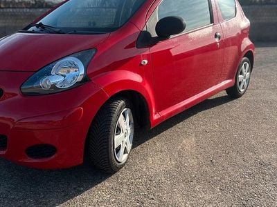 Gebraucht Toyota Aygo 70 PS (51 kW) 2010 Rot Kleinwagen