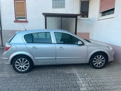 Gebraucht Opel Astra 105 PS (77 kW) 2006 Silber Limousine