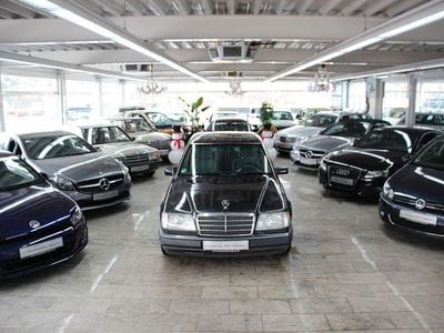 Second-hand Mercedes E220 150 CP (110 kW) 1992 Negru Berlinǎ