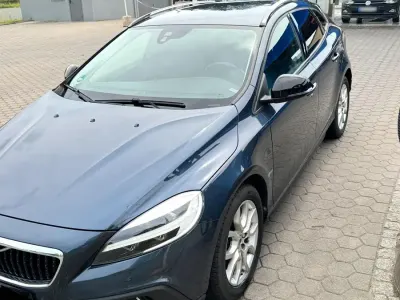 Usata Volvo V40 120 CV (88 kW) 2017 Blu Utilitaria