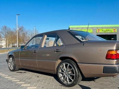 Gebraucht Mercedes E230 132 PS (97 kW) 1990 Braun Limousine