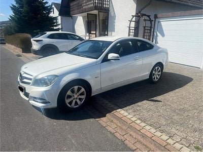 Gebraucht Mercedes 180 156 PS (114 kW) 2012 Weiß Limousine