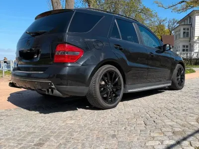 Używany Mercedes ML500 305 KM (224 kW) 2006 Czarny SUV