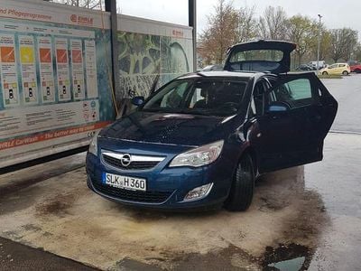 Second-hand Opel Astra Edition 120 CP (88 kW) 2011 Albastru Berlinǎ