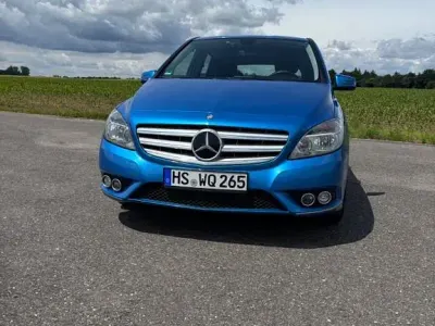 Gebraucht Mercedes B180 122 PS (89 kW) 2013 Blau Kleinwagen