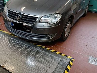 Gebraucht VW Touran Comfortline 140 PS (102 kW) 2010 Grau Van / Kleinbus
