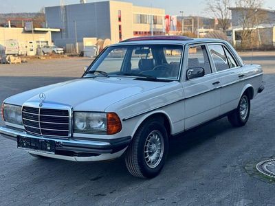 Second-hand Mercedes E230 136 CP (100 kW) 1982 Alb Berlinǎ