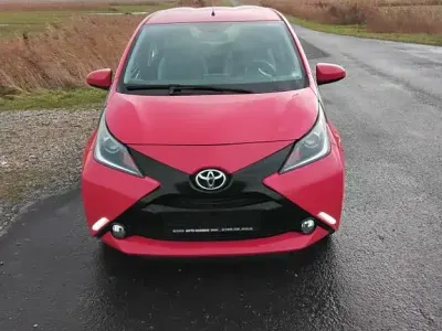 Używany Toyota Aygo X-play 69 KM (50 kW) 2016 Czerwony Hatchback