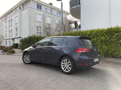 Gebraucht VW Golf VII Comfortline 131 PS (96 kW) 2018 Grau Limousine