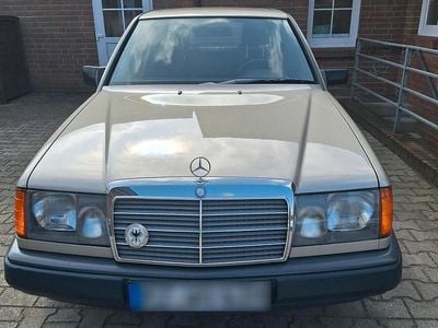 Usata Mercedes E230 136 CV (100 kW) 1988 Oro Berlina