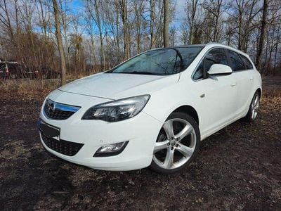 Gebraucht Opel Astra Design Edition 140 PS (102 kW) 2012 Weiß Kombi