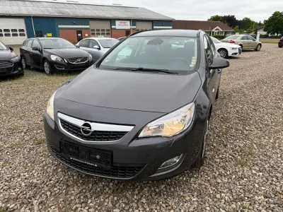 Gebraucht Opel Astra Edition 125 PS (91 kW) 2012 Grau Kombi