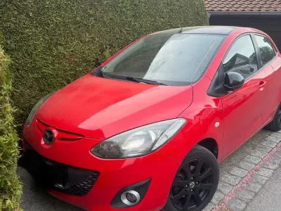 Gebraucht Mazda 2 Edition 75 PS (55 kW) 2011 Rot Kleinwagen