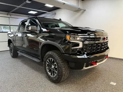 Neu Chevrolet Silverado 426 PS (313 kW) 2026 Schwarz SUV
