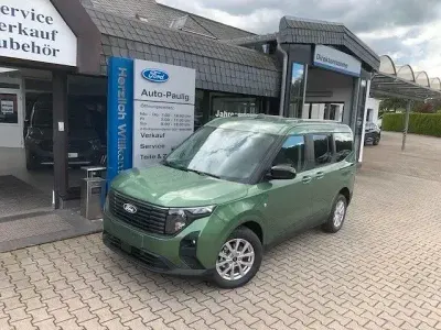 Neu Ford Tourneo Courier 125 PS (91 kW) 2026 Grün Van / Kleinbus