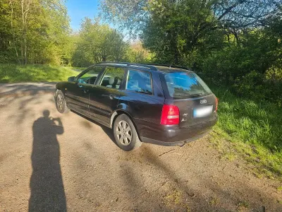Usado Audi A4 125 CV (91 kW) 1997 Negro Familiar
