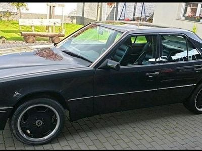 Schwarz Gebraucht 1992 Mercedes 230 Limousine | 9.777 €