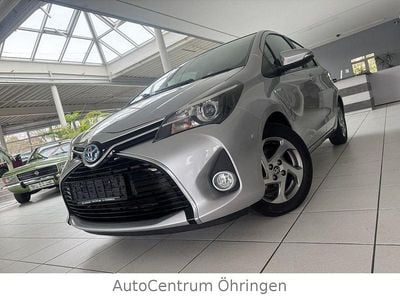 Silber Gebraucht 2015 Toyota Yaris Hybrid Comfort Limousine | 7.990 € (Fairer Preis)