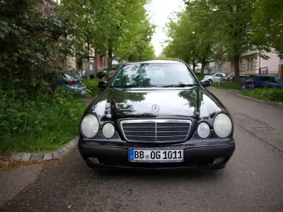 Używany Mercedes E220 136 KM (100 kW) 2001 Czarny Sedan/Limuzyna