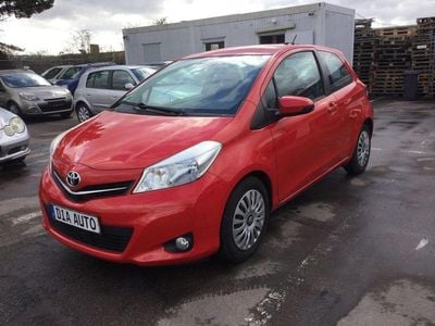 Gebraucht Toyota Yaris Cool 69 PS (50 kW) 2012 Rot Kleinwagen