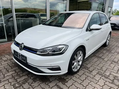 Gebraucht VW Golf VIII Highline 131 PS (96 kW) 2020 Weiß Limousine