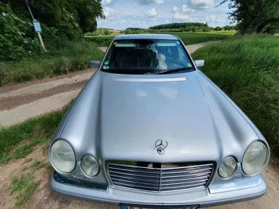Używany Mercedes E230 Avantgarde 150 KM (110 kW) 1995 Srebrny Sedan/Limuzyna