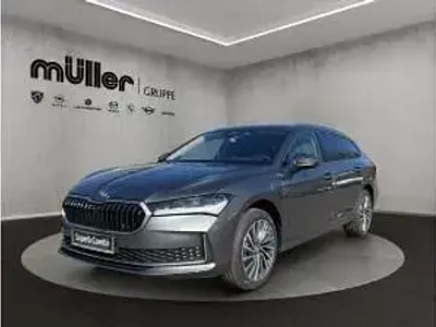 Neu Skoda Superb 204 PS (150 kW) 2026 Grau (graphitegrau metallic) Kombi