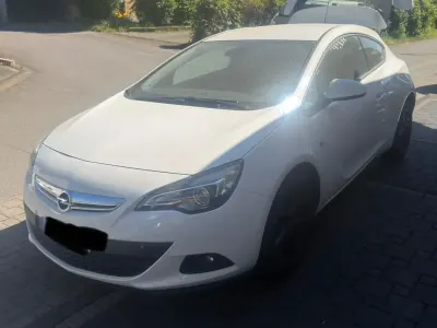 Brugt Opel Astra GTC Edition 140 HK (102 kW) 2011 Hvid Sedan